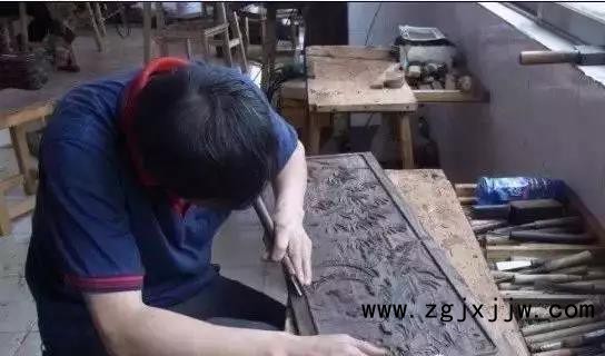 傳統(tǒng)的手工雕刻