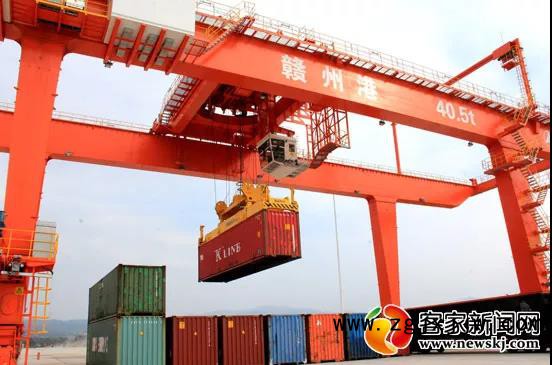 贛州港塔吊正將裝滿貨物的集裝箱放入中歐班列