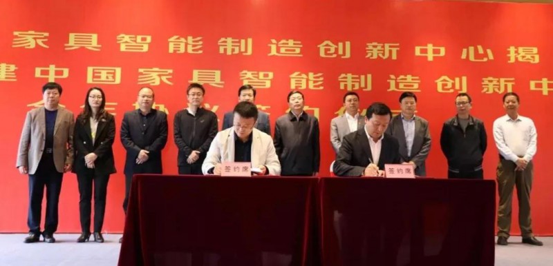 區(qū)委常委、常務(wù)副區(qū)長李贛興代表南康區(qū)政府與寧波智能制造產(chǎn)業(yè)研究院王奇鋒副院長簽署共建“中國家具智能制造創(chuàng)新中心”協(xié)議。