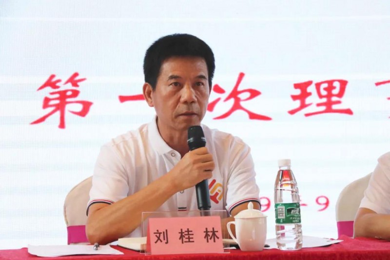 區(qū)家具協(xié)會秘書長劉桂林通報近期協(xié)會工作安排和財務收支情況