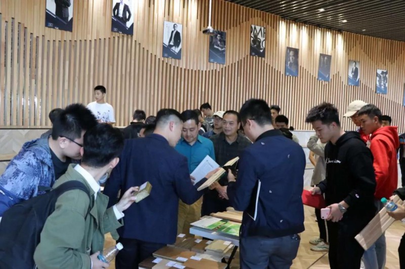 交流團(tuán)一行還特地帶來了木材樣板2