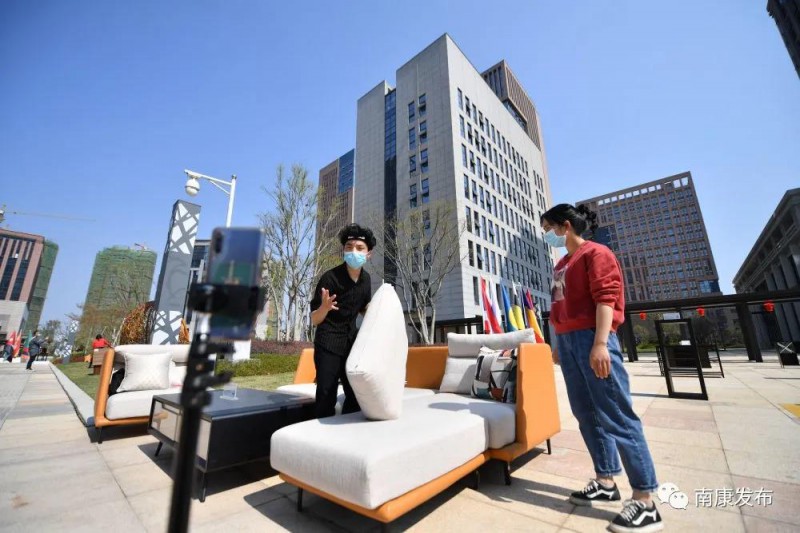 2月26日，在贛州市南康區跨境電商產業園
