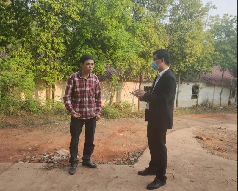 南康區(qū)家具行業(yè)退役軍人之家工作人員來到退役軍人李德凌所在地了解情況