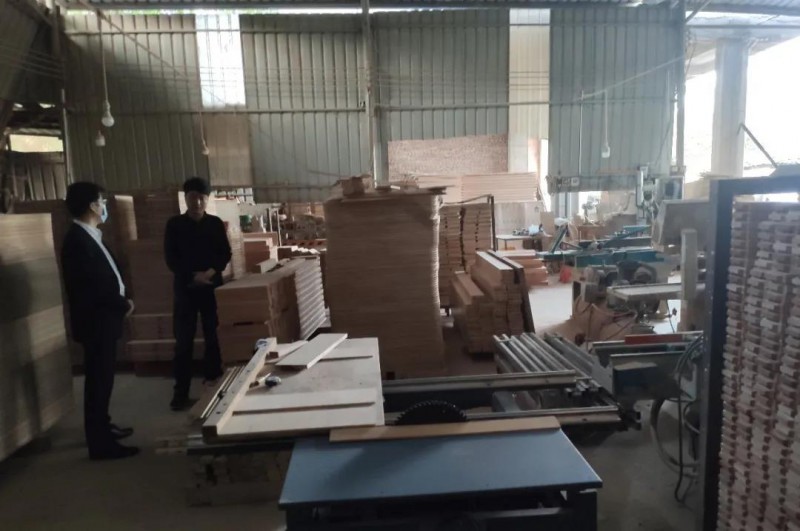 工作人員走進退役軍人李德凌所工作的家具廠，了解他目前的就業(yè)情況