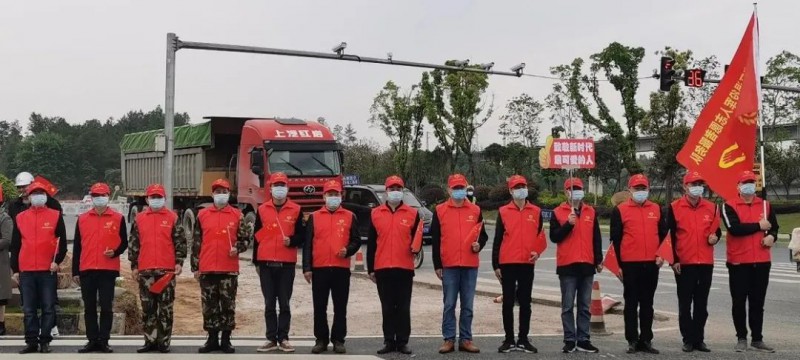 退役軍人志愿者全體立正，揮舞五星紅旗，向最美逆行勇士莊嚴(yán)敬禮