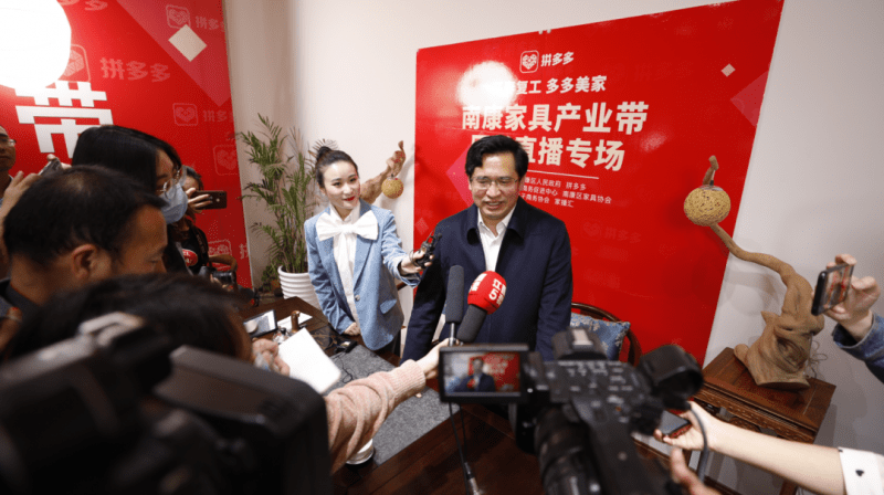 南康區區長何善錦走進直播間為南康家具“硬核”代言!4