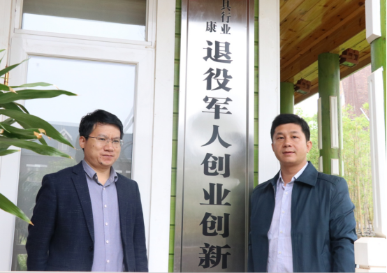 區(qū)退役軍人事務(wù)局黨組書記、局長鄒杰勇和區(qū)家具產(chǎn)業(yè)促進局黨組成員、副局長劉濤為南康家具行業(yè)退役軍人創(chuàng)業(yè)創(chuàng)新服務(wù)中心揭牌