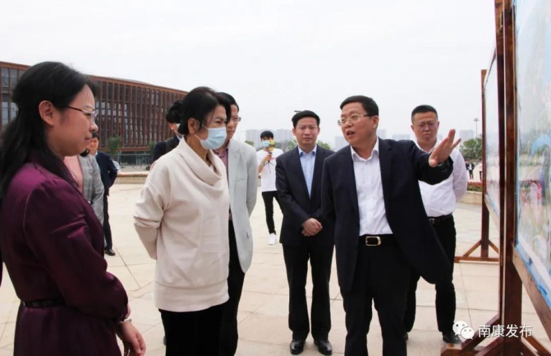 市委常委、副市長、區(qū)委書記徐兵陪同董明珠在南康考察2