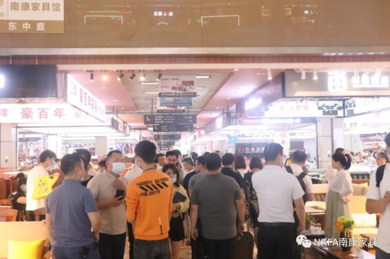 訂貨周現場人頭攢動，氣氛火爆2