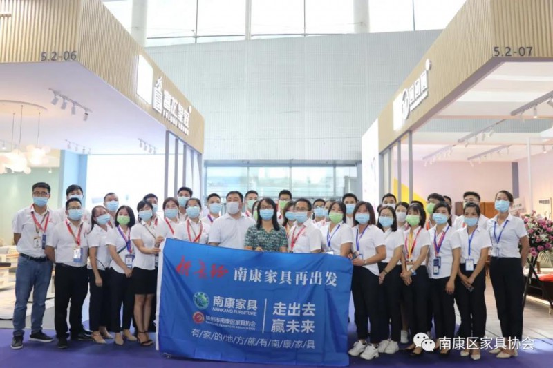 南康區家具產業促進局市場辦主任沈春，南康區家具協會會長顧建廈，副秘書長盧芳芳等一行應邀前往觀展，并為南康參展品牌加油助威1