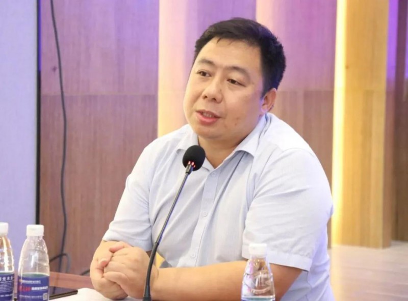區家具協會會長顧建廈在會上說