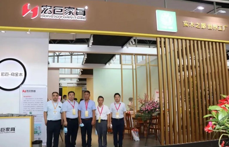 江西省家具協會會長劉偉一同為企業加油鼓勁！