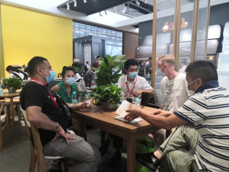 南康家具吸引外國友人進館洽談