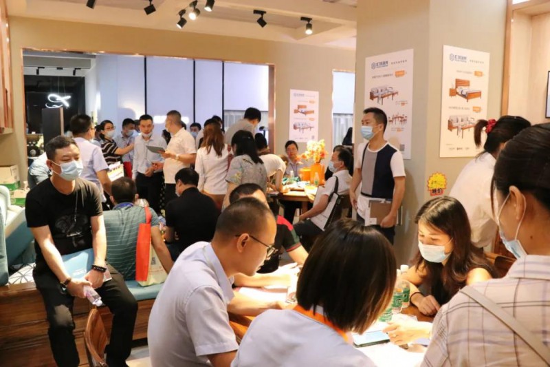 人從眾，南康家具展區人潮涌動