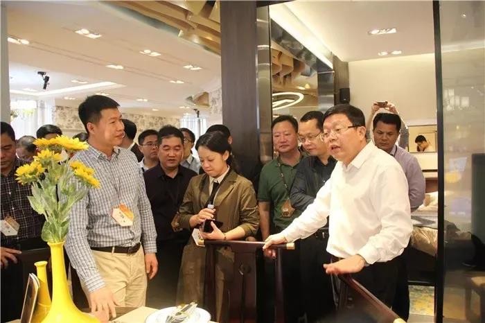徐兵書記親率四套班子領導赴展會現場