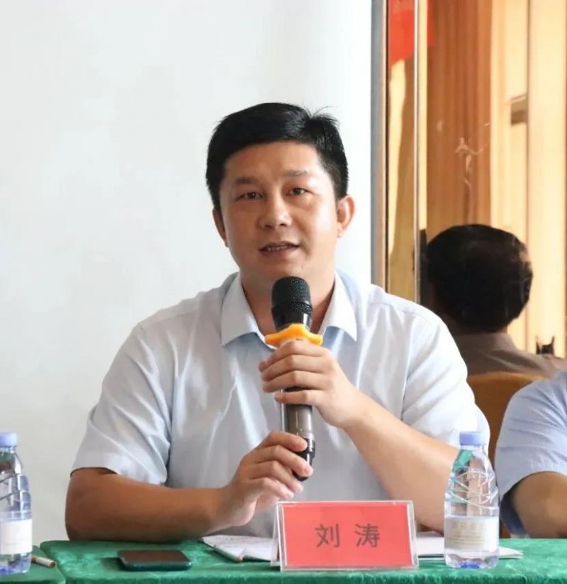 南康區家具產業促進局副局長劉濤在會議上致辭