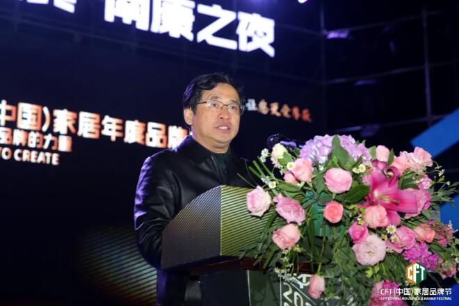 南康區(qū)委副書記、區(qū)政府區(qū)長 何善錦