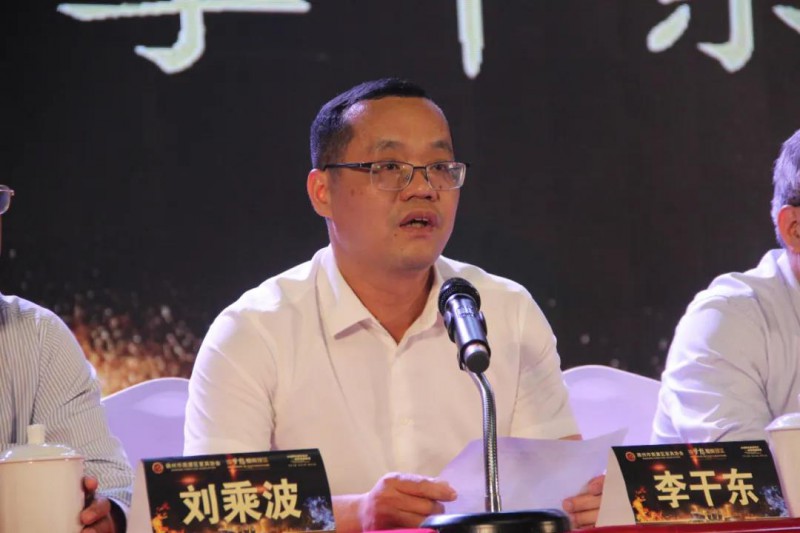 南康區(qū)委常委、統(tǒng)戰(zhàn)部長李干東主持會(huì)議