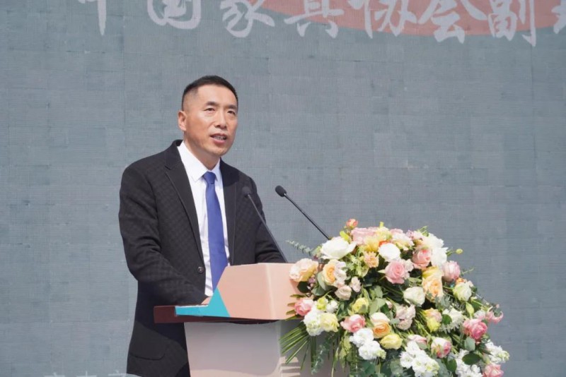 中國家具協(xié)會(huì)副理事長、銷售商委員會(huì)執(zhí)行秘書長郭新文講話