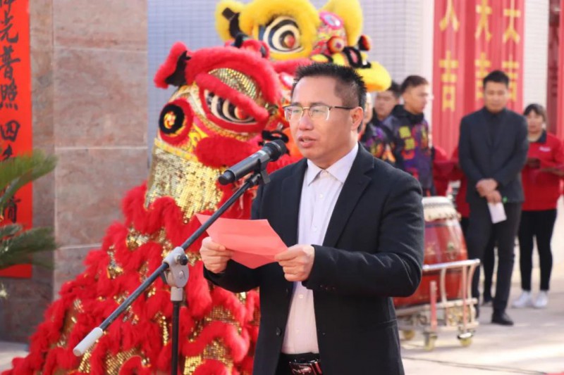 區(qū)家具協(xié)會常務(wù)副會長、富龍皇冠總裁溫世通致辭