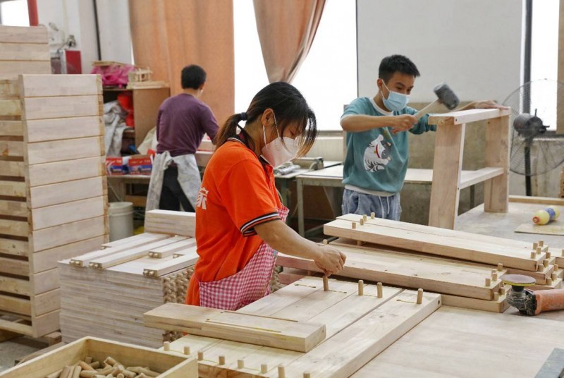 聯(lián)圓世家工人正在組裝一款最具性價(jià)比的中式實(shí)木沙發(fā)