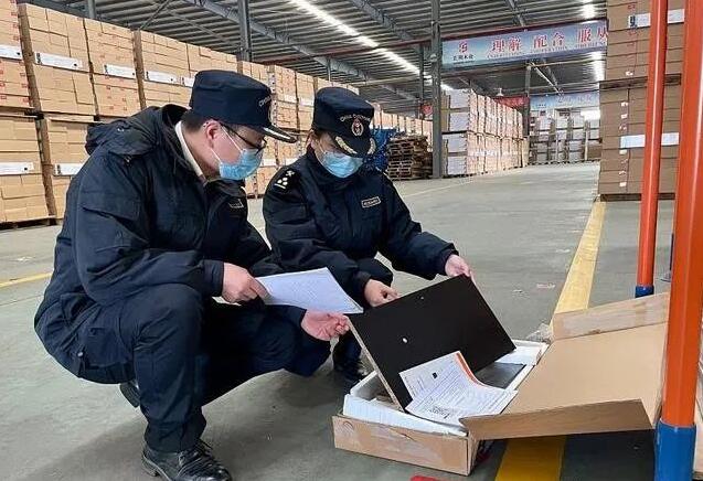 關(guān)員現(xiàn)場驗放出口家具