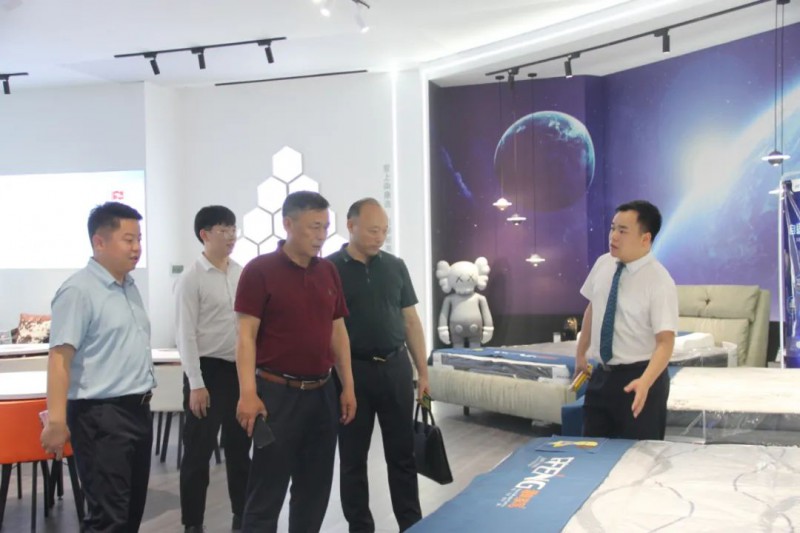 省家具協會會長劉偉率隊考察南康家具，推進“百城千店”在全省布局