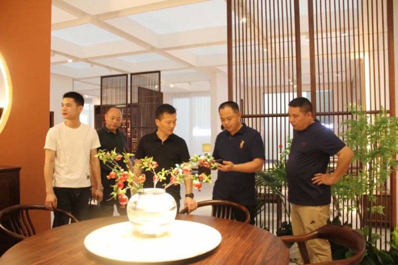 省家具協會會長劉偉率隊考察南康家具，推進“百城千店”在全省布局3