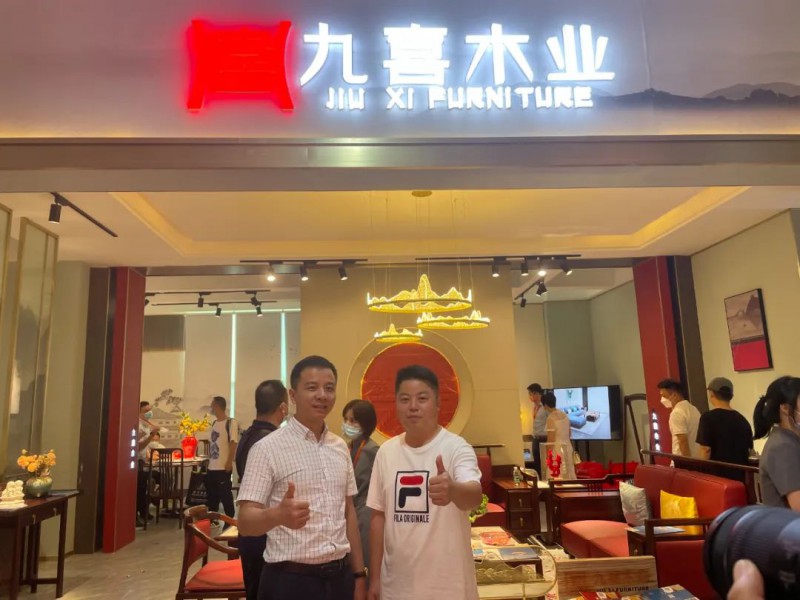 觀展中，區家具協會秘書長楊劍一行與瑪奧會展中心主辦方交流