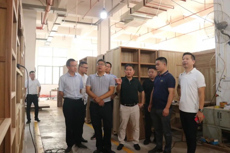 顧家家居董事長顧江生在南康考察家具產(chǎn)業(yè)2