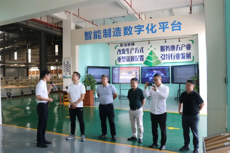 顧家家居董事長顧江生在南康考察家具產(chǎn)業(yè)3