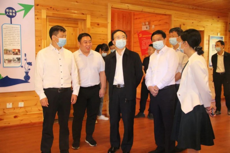 省人大常委會副主任胡世忠到南康家具協(xié)會視察調研