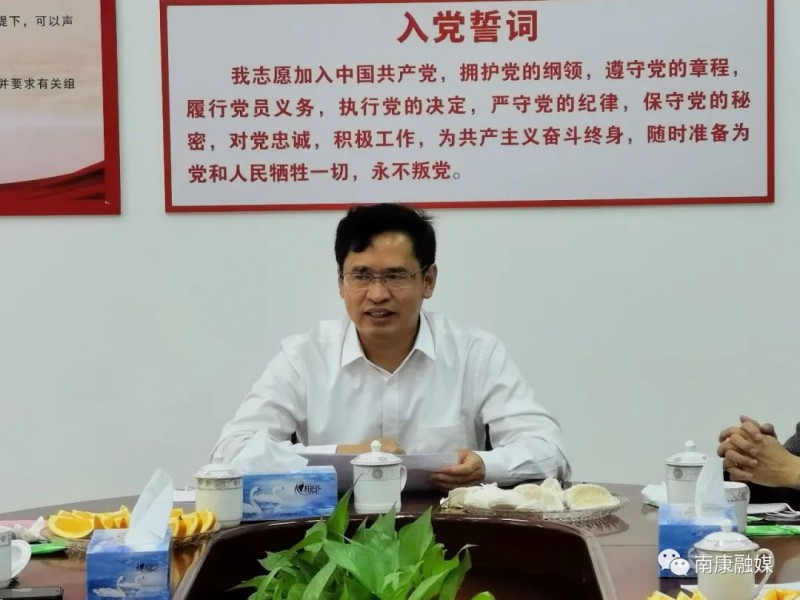 何善錦向相關(guān)家具企業(yè)介紹了南康家具招商引資政策、出口家具產(chǎn)業(yè)園的定位和優(yōu)勢并表示