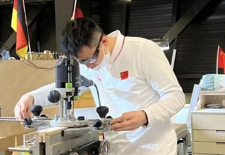 人民日報點贊南康李德鑫：“金牌工匠”是這樣煉成的3