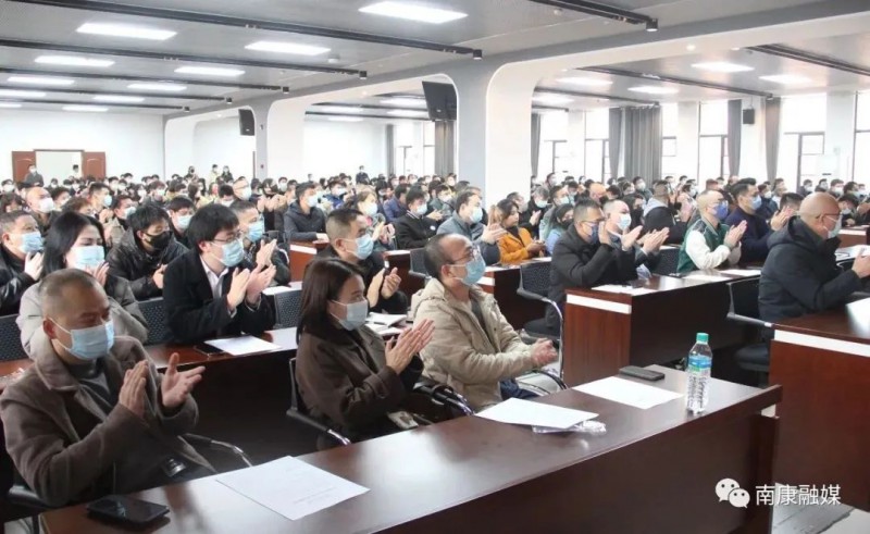 米蘭家具設(shè)計周藝術(shù)總監(jiān)亞歷山德羅 •阿格拉蒂在南康開展家具設(shè)計講座