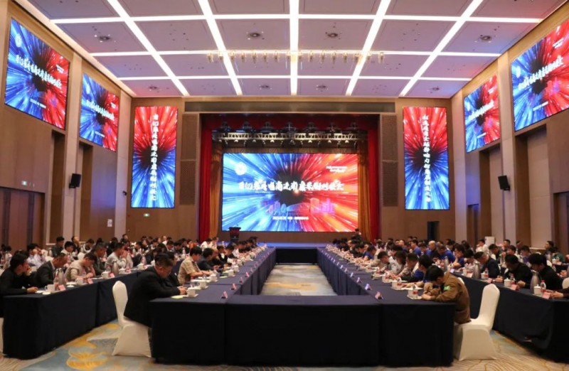 會(huì)上，佛山、沙集家具電商企業(yè)與南康家具企業(yè)就如何加強(qiáng)兩地產(chǎn)業(yè)合作交流