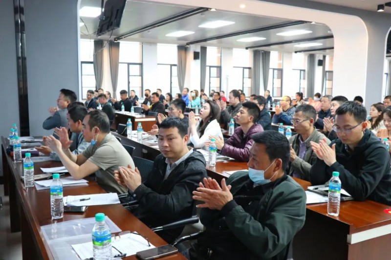 南康家具企業(yè)們聚精會(huì)神