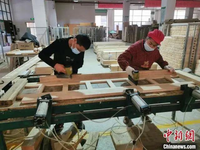 工人正在制作兒童床護欄。