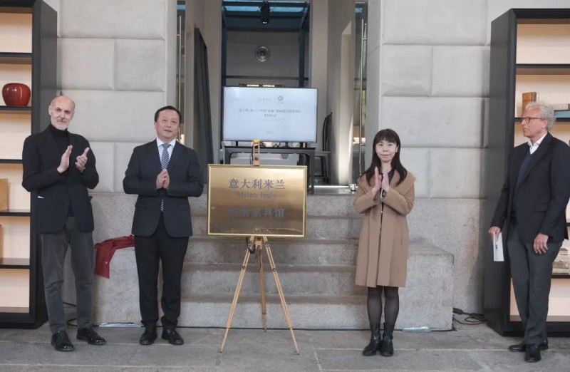 李鴻昳、李贛興、Alessandro Agrati、Marco Turinetto共同為意大利米蘭展“南康家具館”揭牌
