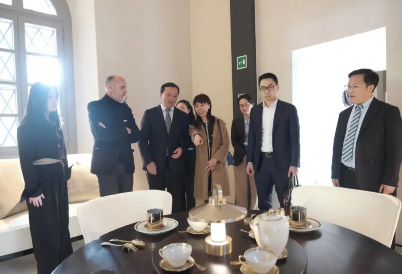 中國(guó)駐米蘭總領(lǐng)館領(lǐng)事李鴻昳等嘉賓觀展