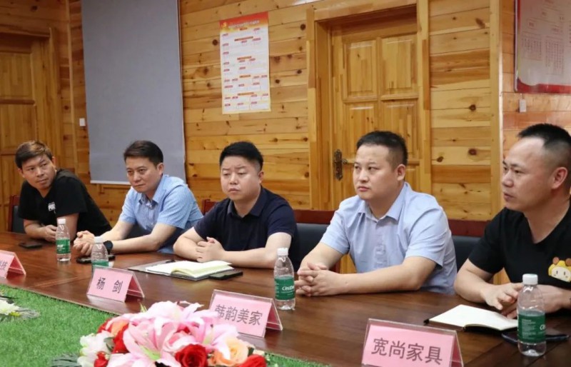 會(huì)上，與會(huì)的南康品牌企業(yè)代表展開了激烈的討論