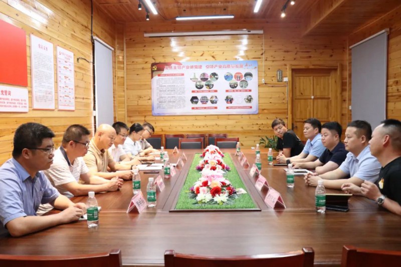 區(qū)政協(xié)調(diào)研組在協(xié)會(huì)調(diào)研南康家具品牌建設(shè)