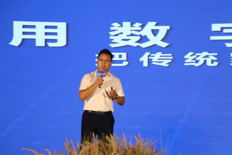 紅門傳媒科技有限公司總經(jīng)理鐘浩做《用數(shù)字化營銷把傳統(tǒng)家具再做一遍》的主題分享