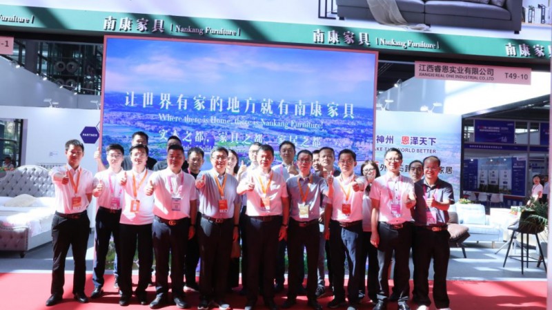 期間，深圳跨境電商展主辦單位深圳市跨境電商協(xié)會(huì)會(huì)長(zhǎng)王馨帶隊(duì)前來(lái)南康展區(qū)參觀指導(dǎo)