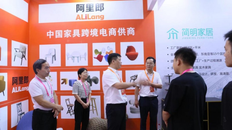 期間，深圳跨境電商展主辦單位深圳市跨境電商協(xié)會(huì)會(huì)長(zhǎng)王馨帶隊(duì)前來(lái)南康展區(qū)參觀指導(dǎo)2