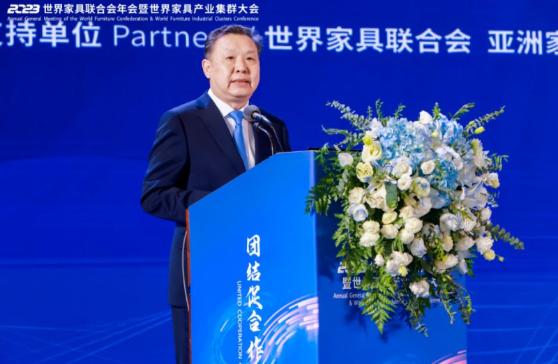 會上，中國家具協(xié)會理事長徐祥楠致辭