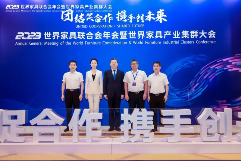 現(xiàn)場，區(qū)委常委、常務(wù)副區(qū)長李成勝與世界家具聯(lián)合會主席、中國家具協(xié)會理事?徐祥楠深入交流