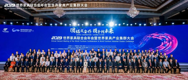 現(xiàn)場，區(qū)委常委、常務(wù)副區(qū)長李成勝與世界家具聯(lián)合會主席、中國家具協(xié)會理事?徐祥楠深入交流3