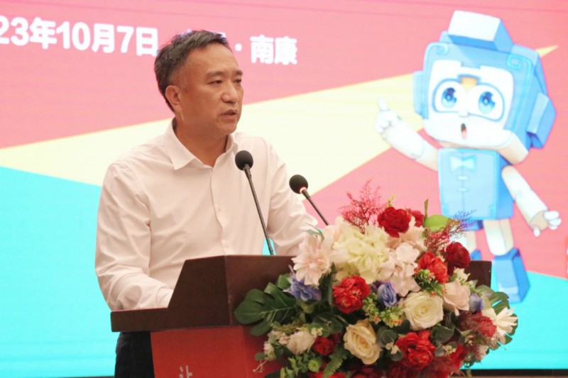 區(qū)家具協(xié)會自媒體委員會主任、家具新中心董事長曾慶宇