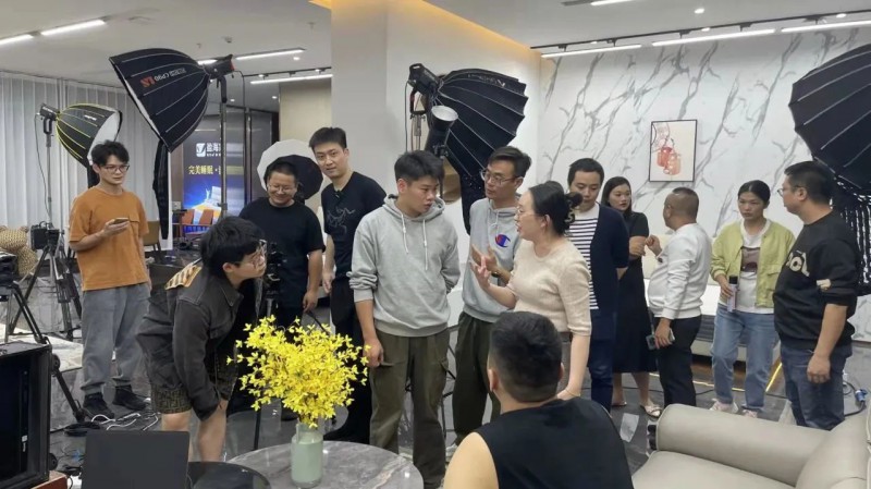 熱銷近千萬！羅永浩“交個朋友直播間”為南康家具代言